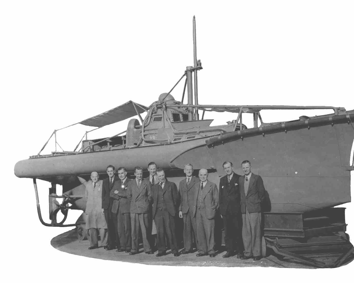 S&D personnel with a 37ft Welfreighter Submersible. Photo: Vintage Pictures.